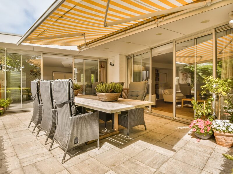 Markízy na terasu a balkón: Ako si vybrať ideálne riešenie pre váš dom