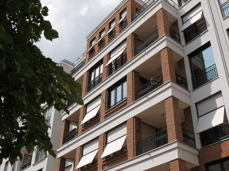 Markízy na mieru: Elegantná ochrana pred slnkom a daždom