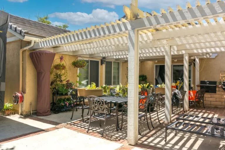 Pergola na záhrade s jedálenským sedením