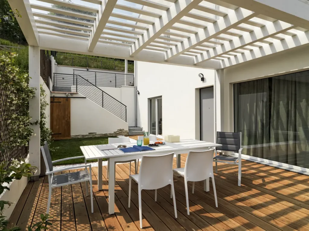 Pergola na terasu: typy, materiály a ceny v 2026