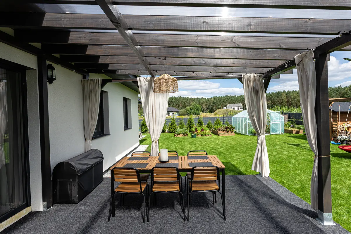 Drevená pergola s polykarbonátovou strechou
