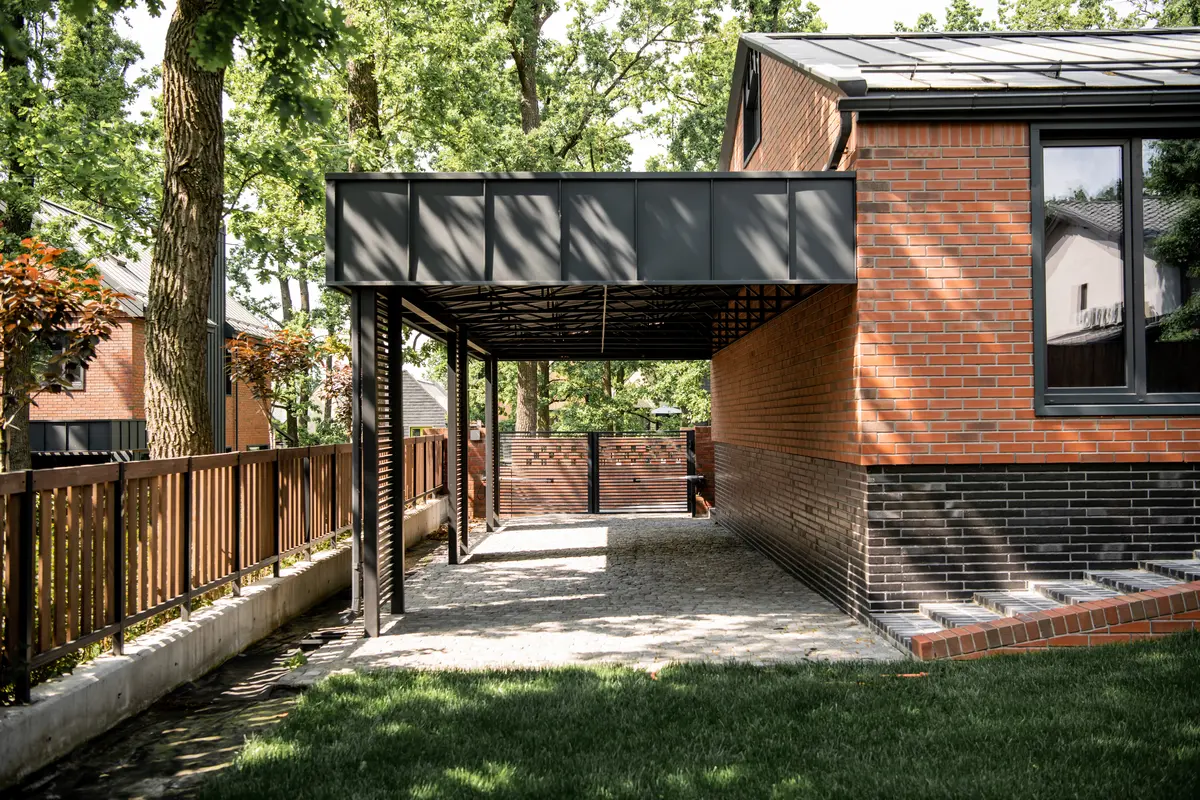 carport cena — moderný rodinný dom s hliníkovým prístreškom pre auto
